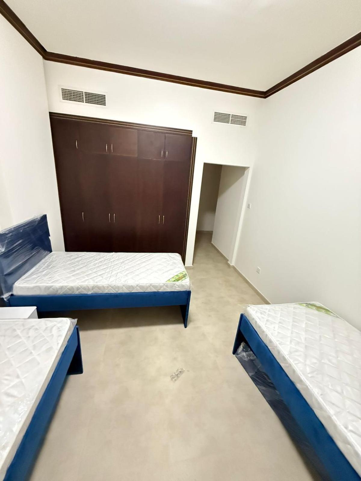 Backpackers Heaven ! 18 Beds In A 2 Bedroom Apartment In Front Of Union Metro Station Diera Dubai Exterior photo