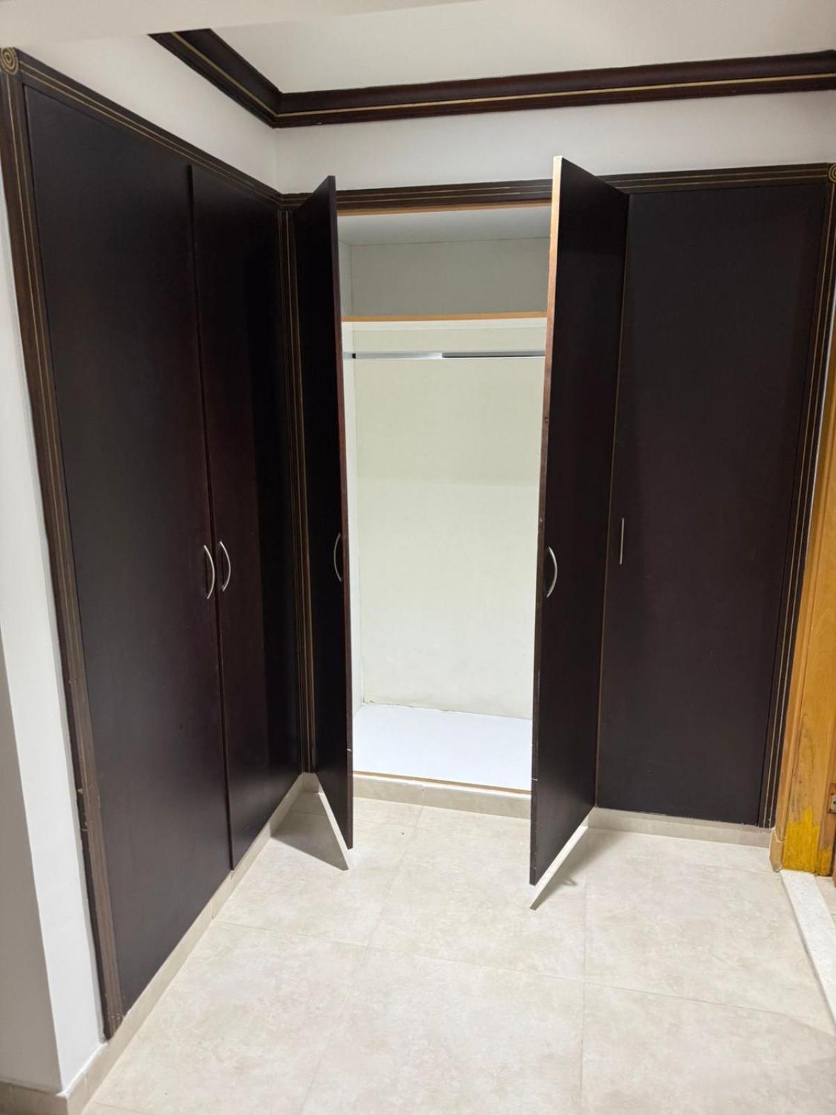 Backpackers Heaven ! 18 Beds In A 2 Bedroom Apartment In Front Of Union Metro Station Diera Dubai Exterior photo